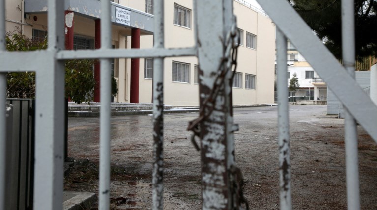 Ντροπή! Κλειστά σχολεία ένα μήνα μετά τον αγιασμό