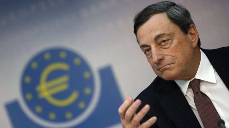 Υπέρ της ελάφρυνσης του ελληνικού χρέους τάσσεται δημόσια ο Ντράγκι