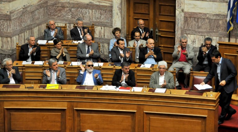 Στη Βουλή με «άγνωστους Χ» η νέα καταιγίδα των φόρων