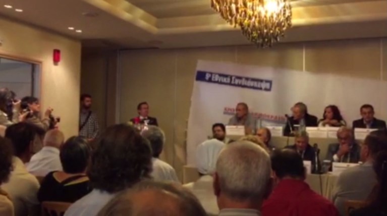 Η διαμαρτυρία... της αφίσας όταν μιλούσε ο Νικολόπουλος