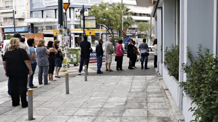 Εθνική Τράπεζα: Η ζημιά σε σπίτια και επιχειρήσεις από τα Capital Controls