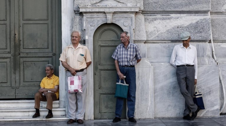 Πρόταση-σοκ: Μαχαίρι έως και 18% στις συντάξεις άνω των 1000 ευρώ
