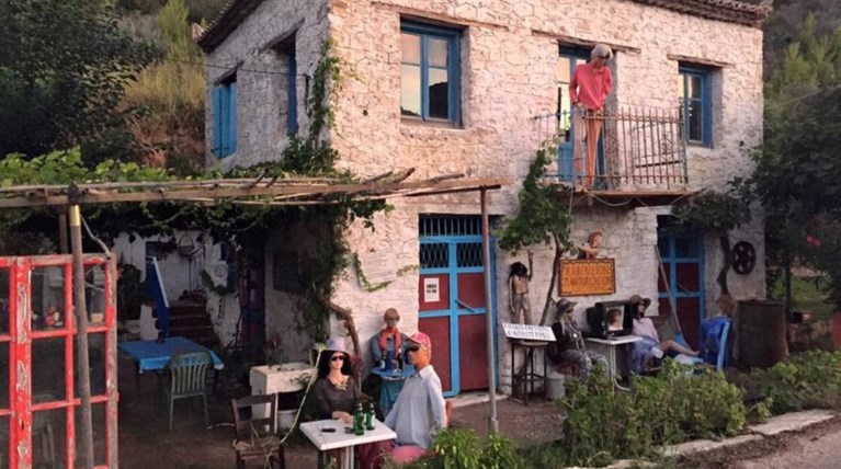 Το «στοιχειωμένο» ελληνικό χωριό όπου ζουν μόνο κούκλες!