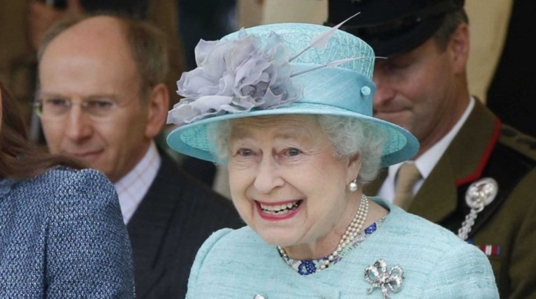 Αμερικανός εκλιπαρεί τη βασίλισσα Ελισάβετ: Κάντε μας ξανά αποικία σας