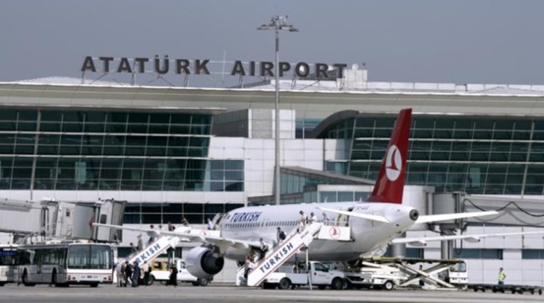Κωνσταντινούπολη: Γυναίκα έχασε την πτήση της και κρεμάστηκε στο αεροδρόμιο