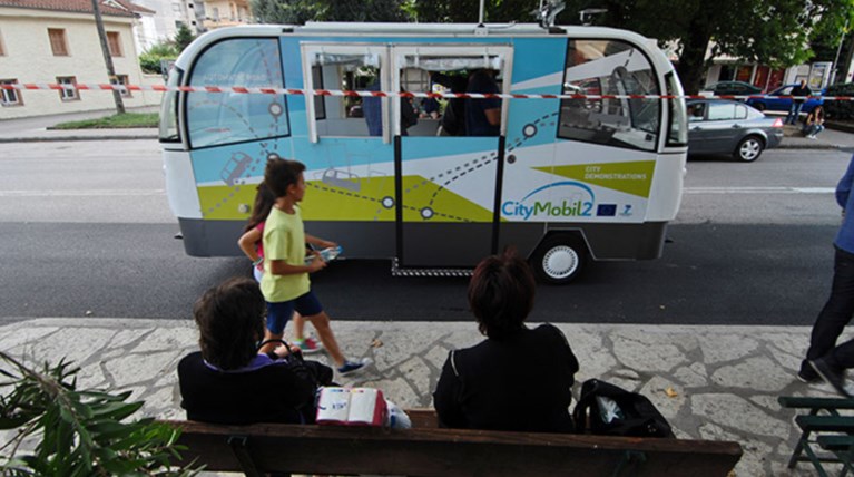 Πόλεμος στα Τρίκαλα για το ακέφαλο «σατανικό» λεωφορείο