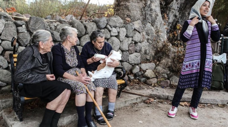 Γιαγιάδες της Λέσβου: «Ηπιε το γάλα μονορούφι και εμείς του τραγουδούσαμε»