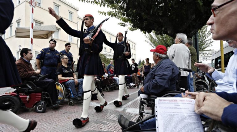 Τα ΜΑΤ σταμάτησαν την πορεία ατόμων με αναπηρία προς το Μέγαρο Μαξίμου