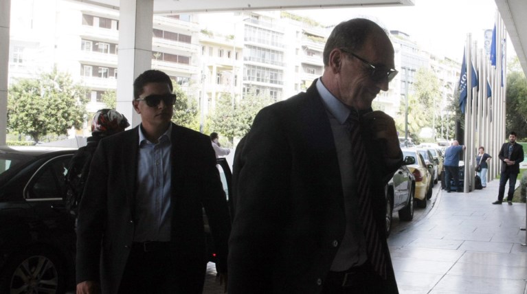 Τα βρήκαν Σταθάκης - Τρόικα  για το ιδιοκτησιακό των  φαρμακείων