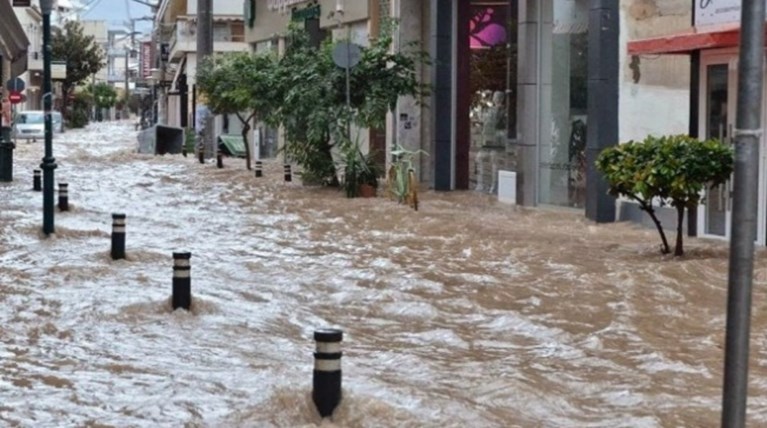 Ενας νεκρός, μια αγνοούμενη από τις πλημμύρες στην Αττική