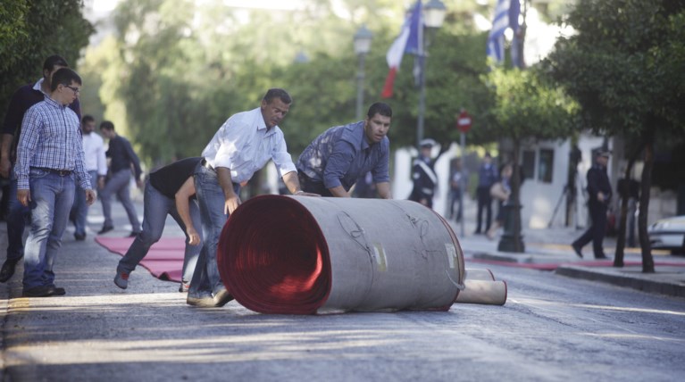 Με την ψυχή στο στόμα στρώνουν τα κόκκινα χαλιά στο Μαξίμου