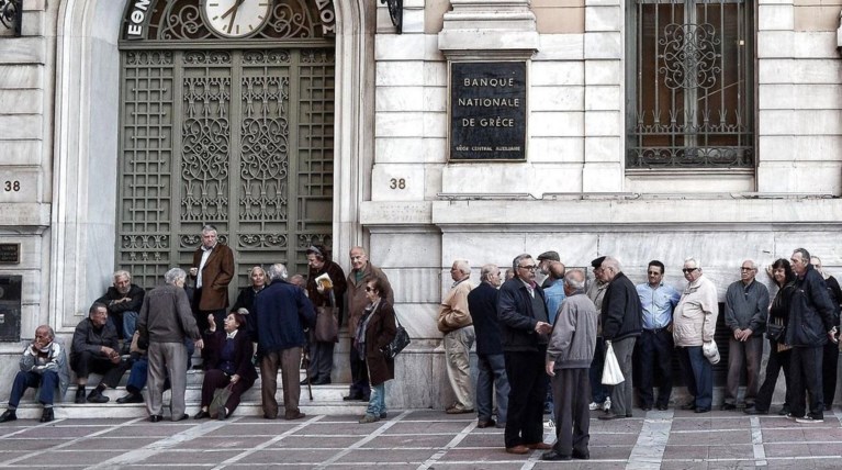 Μείωση εισοδημάτων ακόμη και πριν τα capital controls