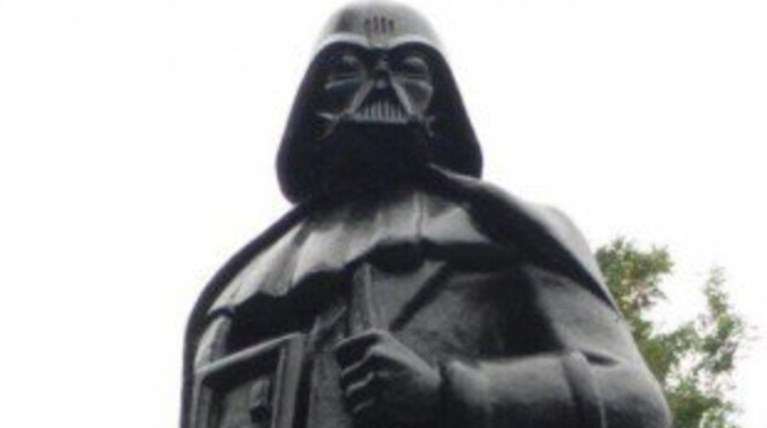 Μετέτρεψαν άγαλμα του Λένιν σε Darth Vader στην Ουκρανία