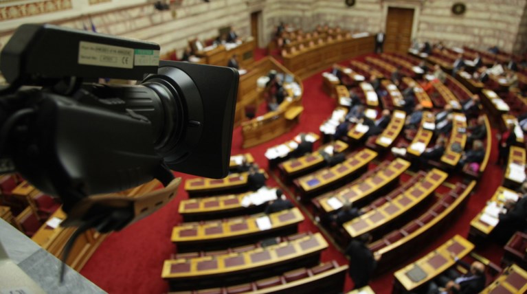 Στο κόκκινο η σύγκρουση για τις τηλεοπτικές άδειες