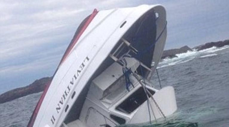 Καρέ καρέ η βύθιση πλοιαρίου στα παγωμένα νερά του Βανκούβερ