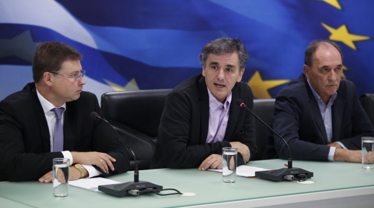 Το Μαξίμου στο τρίγωνο των Βερμούδων:ΦΠΑ,τράπεζες & Ντομπρόβσκις