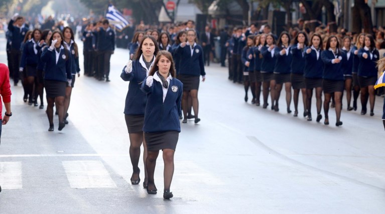 Νιάτα, απρόοπτα και διαμαρτυρίες στη μαθητική παρέλαση