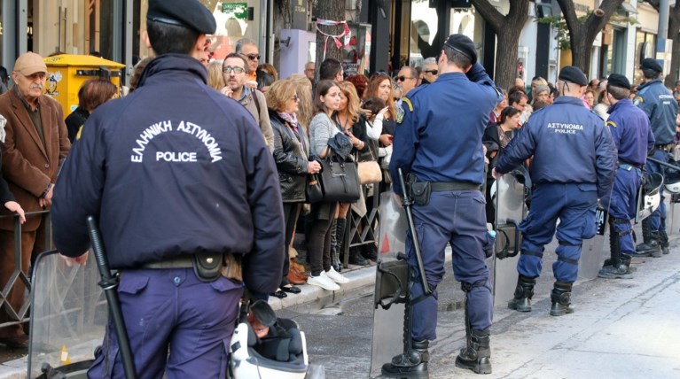 Ανω κάτω κάνουν την ΕΛ. ΑΣ τα κάγκελα στην παρέλαση της Θεσσαλονίκης