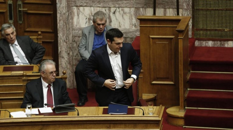 Μέτωπα παντού με τράπεζες, αγρότες, ΦΠΑ, ισοδύναμα