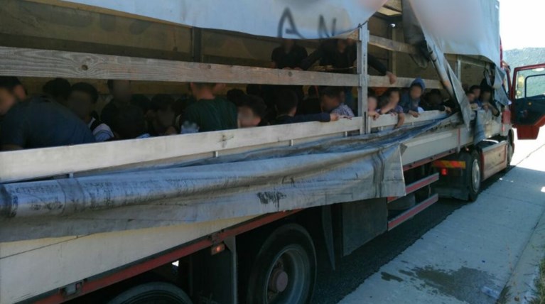 Είχε κρύψει 130 Σύρους πρόσφυγες σε φορτηγό ψυγείο