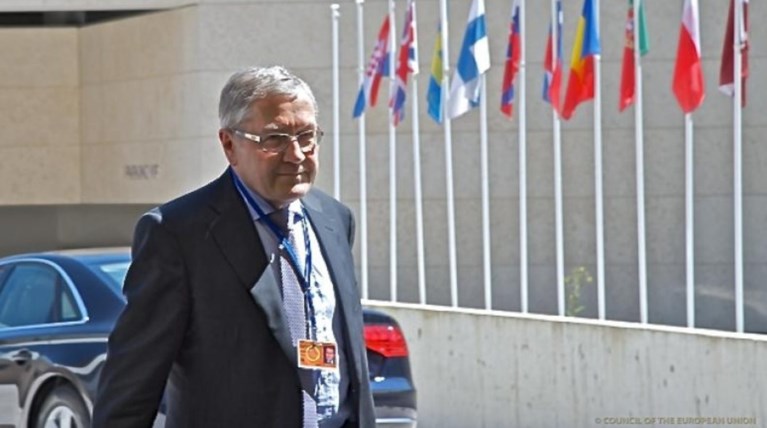 Ρέγκλινγκ: O Τσίπρας μπορεί να σπάσει τους δεσμούς με το παρελθόν