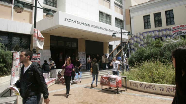 Με φρούτα και απειλές έδιωξαν τους αξιολογητές του ΕΚΠΑ