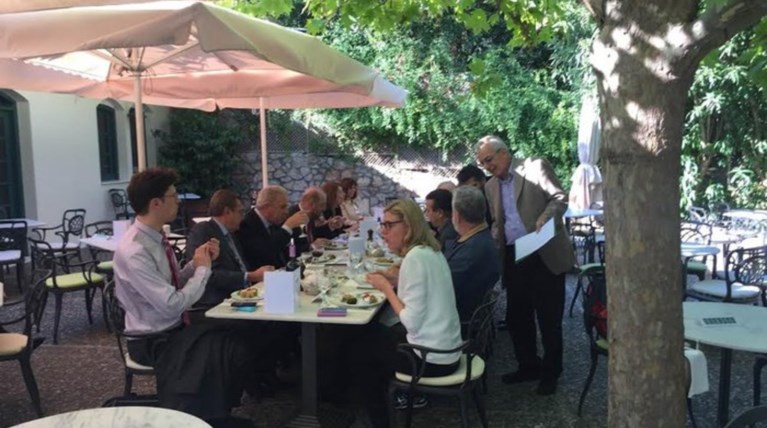 Ένα αρνί αμπελουργού τυλιγμένο με αμπελόφυλλα για τον Μάρτιν Σουλτς