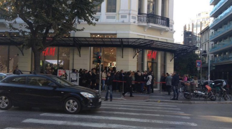 Ατελείωτες ουρές έξω από γνωστή αλυσίδα σε Αθήνα και Θεσ/νίκη για ένα ρούχο