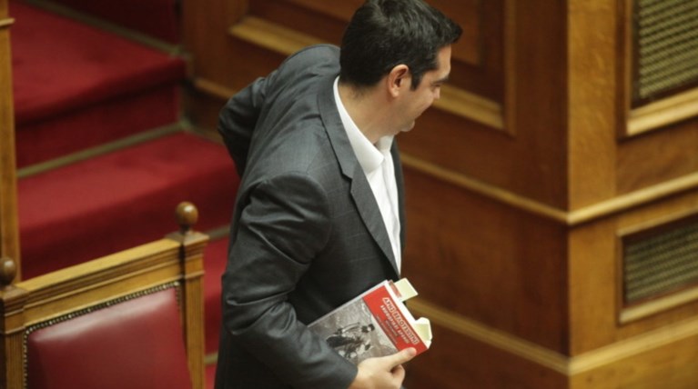 Ο Τσίπρας διάβαζε για τον Άρη Βελουχιώτη στη Βουλή