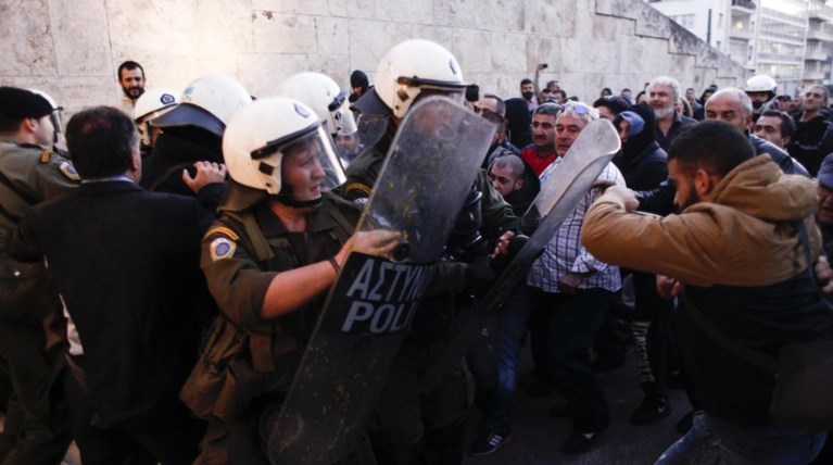 H πολιτική της έντασης ΣΥΡΙΖΑ με ΝΔ και το «αβγό του φιδιού»