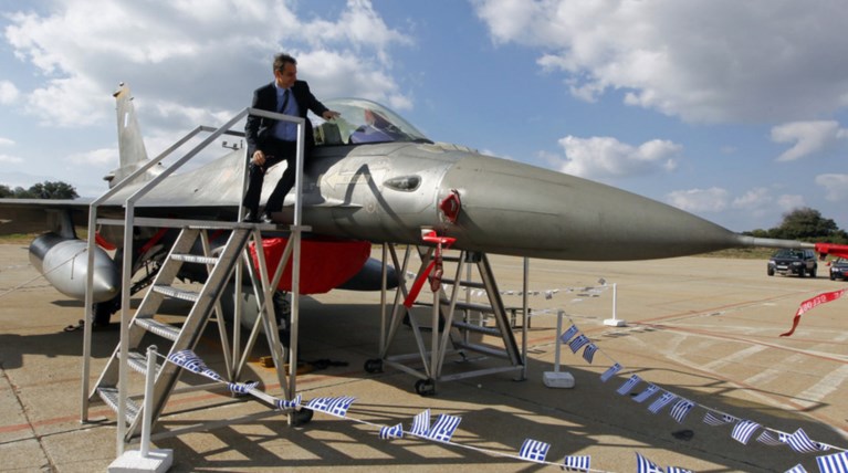 O Kυριάκος Μητσοτάκης  με κοστούμι σε F16 θυμάται πως ήταν το 1991!