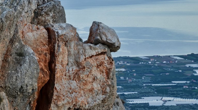 Τεράστιος βράχος απειλεί το Λεωνίδιο