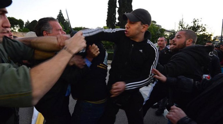 Αφαντος ο τραμπούκος με το κασκέτο, δράστης της επίθεσης κατά Κουμουτσάκου