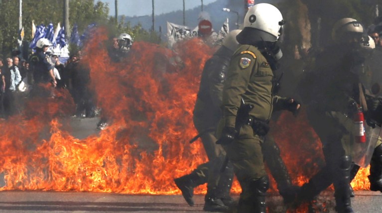 Βροχή από μολότοφ και πετροπόλεμος μετά τις πορείες
