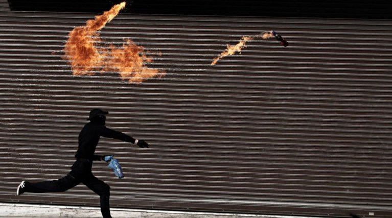 Η «μάχη της μολότοφ» μεταξύ αναρχικών και ΜΑΤ ( φωτό)