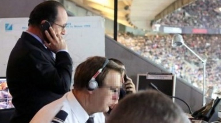 Φωτό - ντοκουμέντο: Ο Ολαντ πληροφορείται το μακελειό