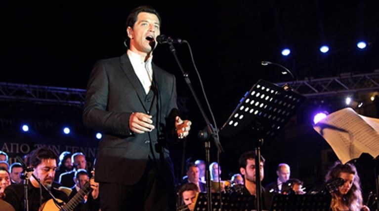 Ο Σάκης θα ανάψει το δέντρο της Αθήνας και θα τραγουδήσει γαλλικά τραγούδια