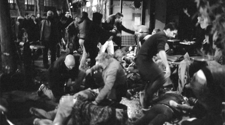 Συγκλονιστικές φωτό από το μακελειό στο Παρίσι