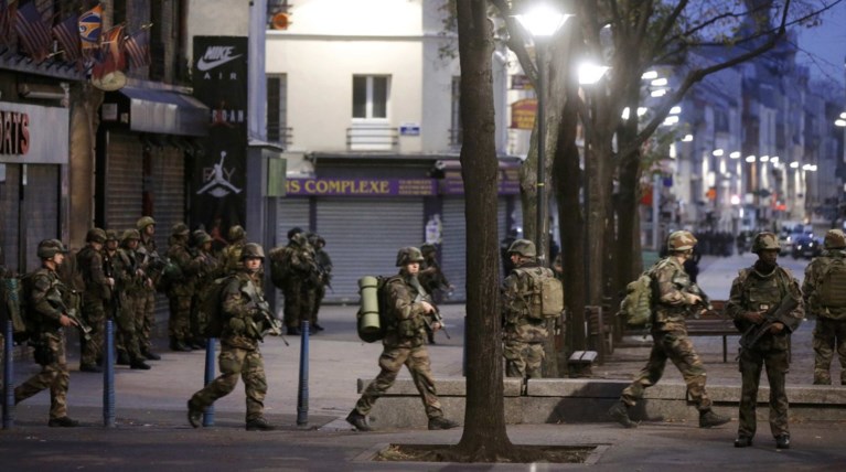 Kαρέ καρέ η επιχείρηση για τους τρομοκράτες στο Παρίσι