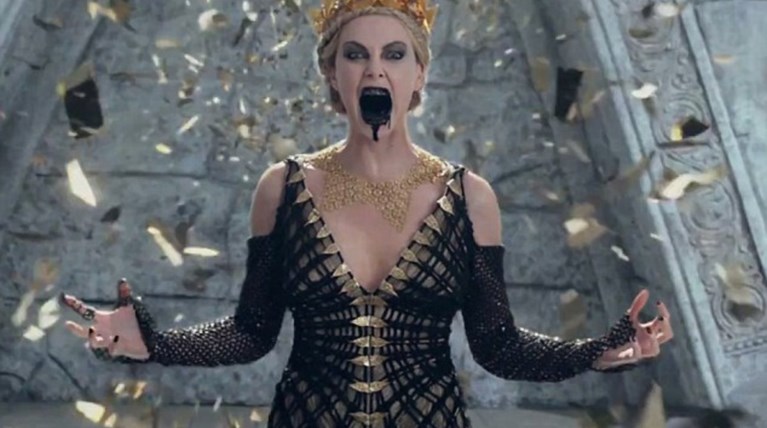 Κι όμως είναι η Σαρλίζ Θερόν. Ανατριχιαστική στη νέα ταινία  The Huntsman