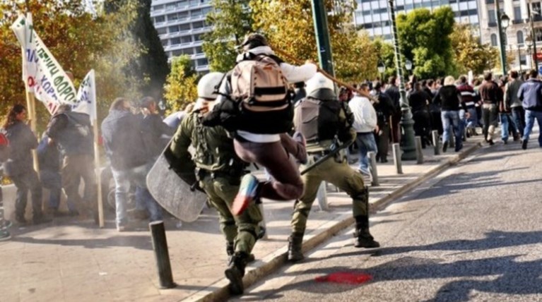 Ο αγρότης «νίντζα» που επιτίθεται στα ΜΑΤ στο Σύνταγμα