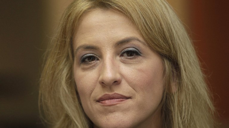 Αγνώριστη η Ρένα Δούρου με αφέλειες και σιδεράκια! Η ριζική αλλαγή της