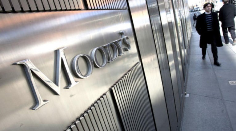 Moody’s: Κίνδυνος να βρεθούν οι ελληνικές τράπεζες εκτός αγορών