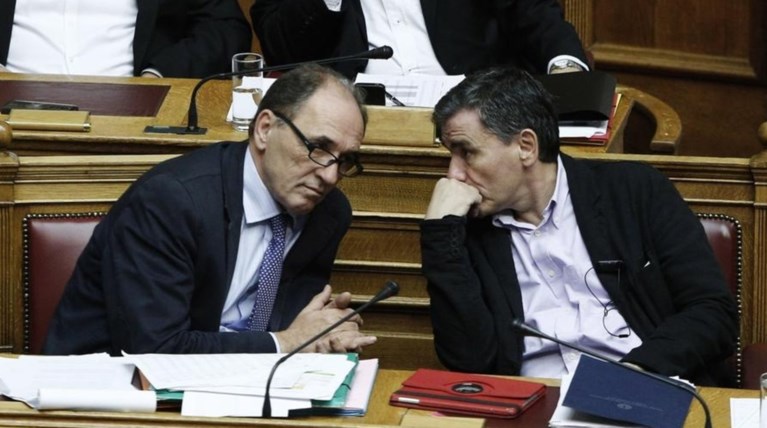 Πέφτουν οι φόροι σαν το χαλάζι στον προϋπολογισμό του 2016