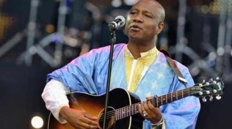 Sekouba Bambino: Ο τραγουδιστής που δραπέτευσε από την ομηρία στο Μάλι