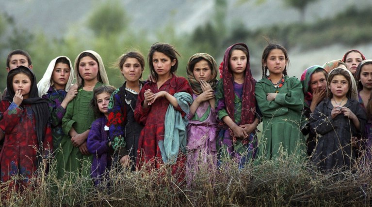 Οκτώ μεγάλοι φωτορεπόρτερς πωλούν τις φωτογραφίες τους για τους πρόσφυγες