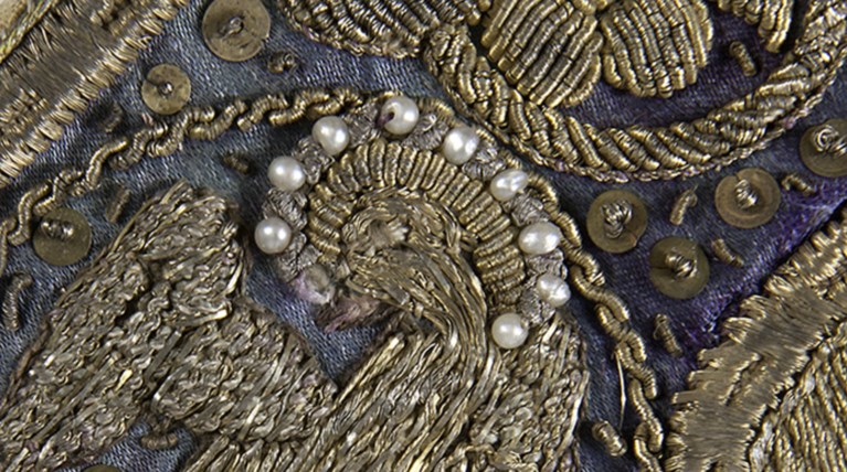 Νήματα, βελονιές, μαργαριτάρια και πούλιες από την Πόλη του 19ου αιώνα