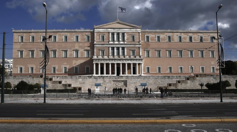 Υπάλληλοι της Βουλής με πλαστό πτυχίο και διπλοθεσίτες