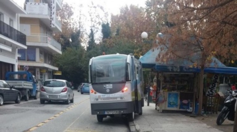 Τράκαρε το «λεωφορείο χωρίς οδηγό» στα Τρίκαλα