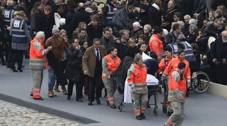 Γλίτωσαν από τους τρομοκράτες. Τιμούν τους νεκρούς